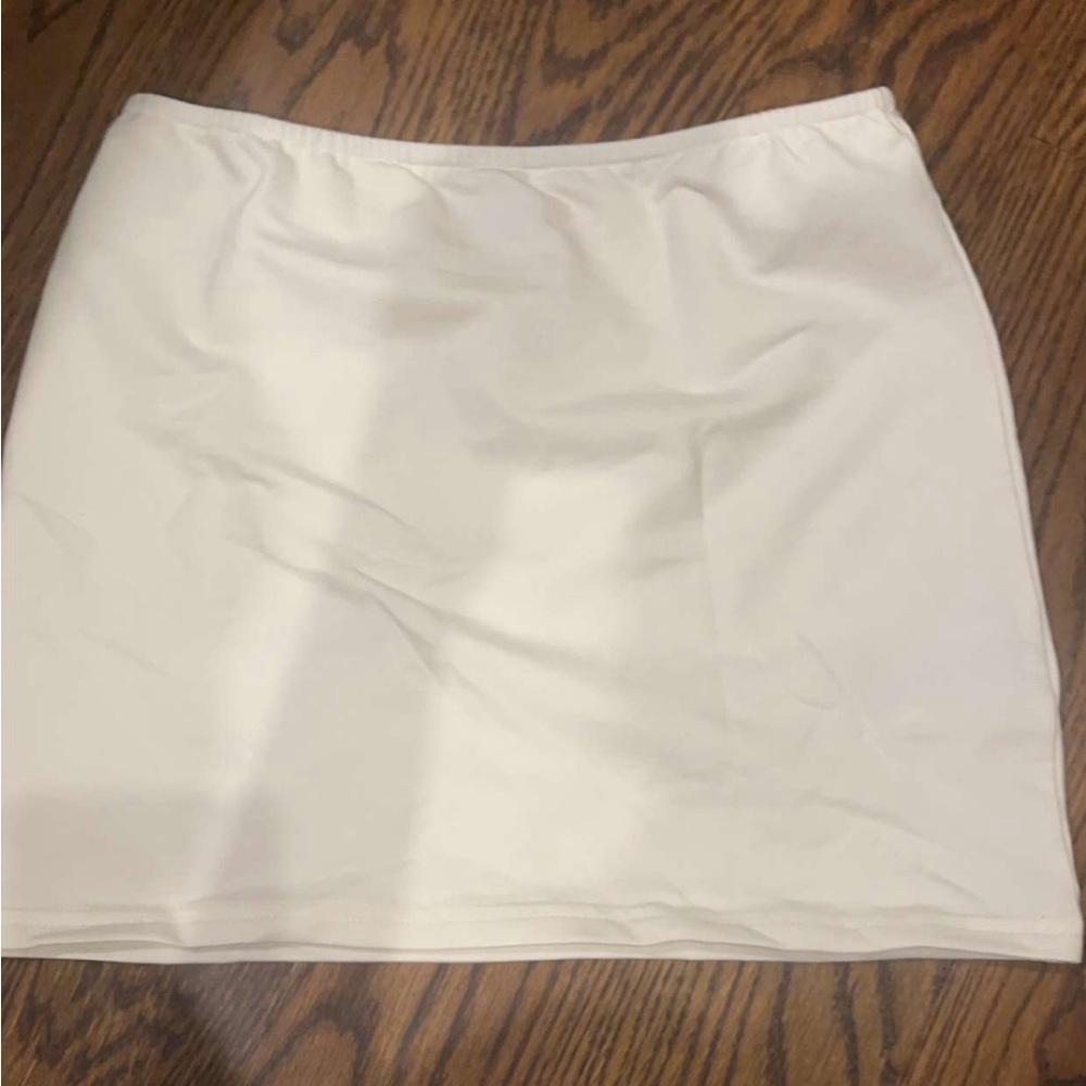 BRAND NEW EDKITED FITTED MINI WHITE SKIRT SIZE XS